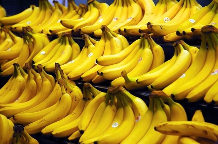 banaani lähellä arvoa keltaisia ​​banaaneja