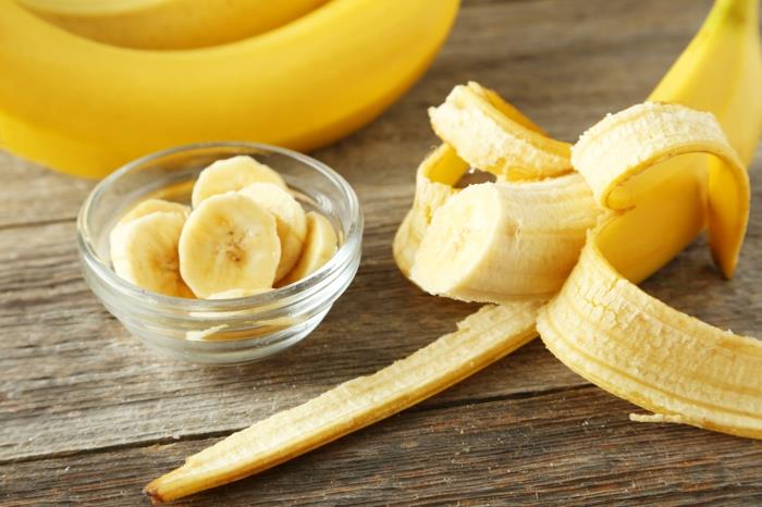 banaanit terve kokonaisuus täynnä banaaninkuoren paloja