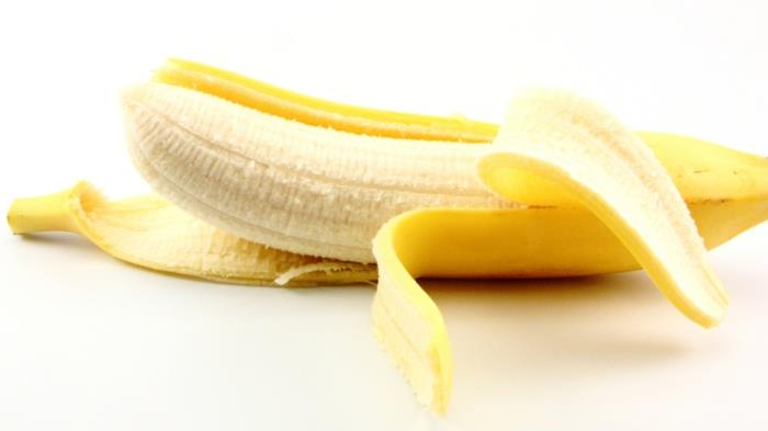 banaanit kokonainen koko kuva banaaninkuoren paloja alasti