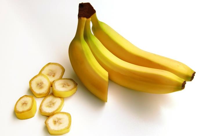 banaanit terve kokonaiskuva täynnä banaaninkuoren paloja