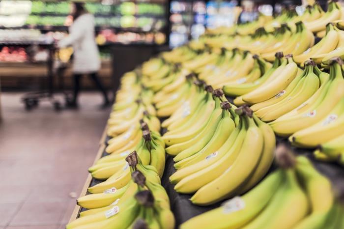 banaanit terveet kokonaiskuva banaaninkuorien palat supermarket