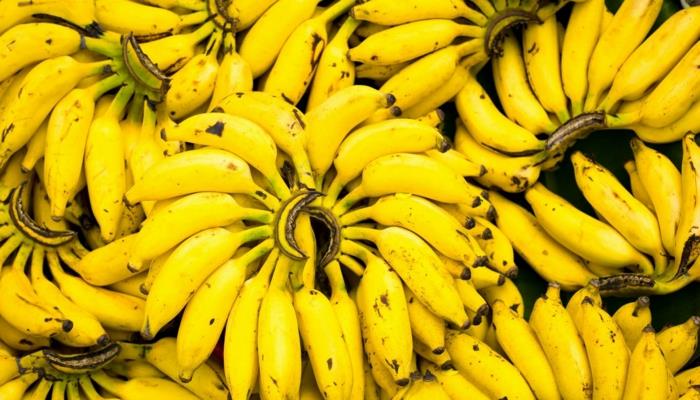 banaanit terve kokonaiskuva banaaninkuori rypäleistä