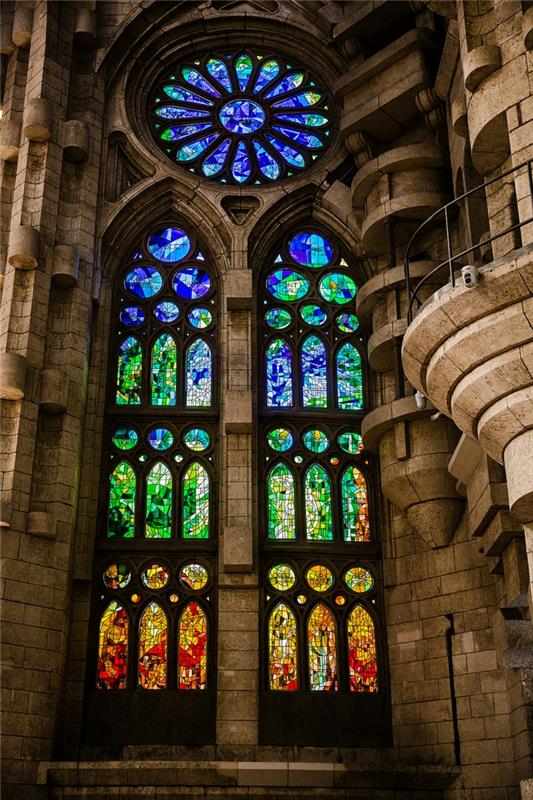 barcelona mielenkiintoisia paikkoja sagrada familia lasimaalaus ruusuke