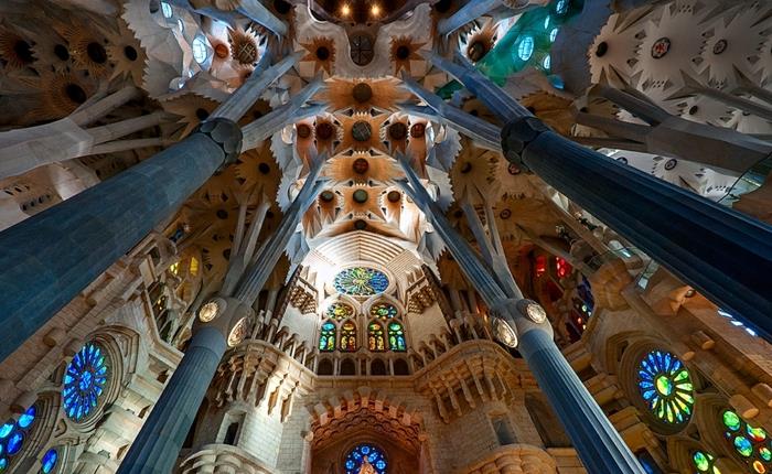 barcelona maamerkit sagrada familia sisustus pilarihallit