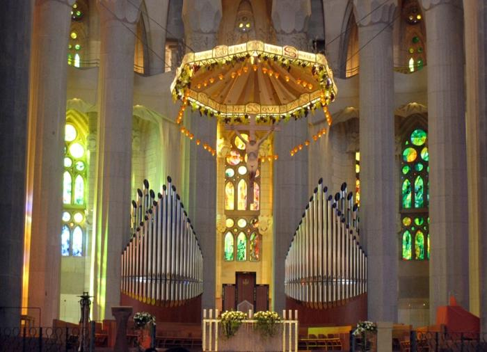 barcelona mielenkiintoisia paikkoja sagrada familia sisätilojen alttari