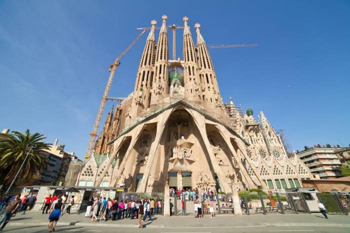 barcelona nähtävyydet sagrada familia turistit tuomiokirkko gaudi -goottilainen arkkitehtuuri