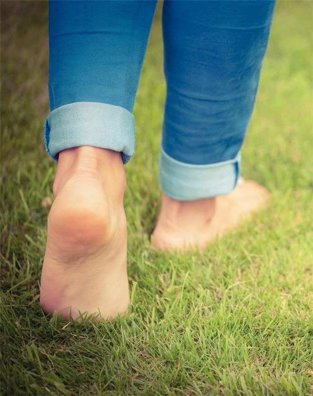 Kävely paljain jaloin terveellisessä elämässä tärkeintä on terveellinen elämä terveet jalat hoito jalkahoito nurmikko