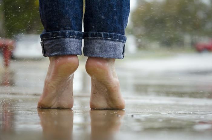 kävely paljain jaloin terveellinen elämä tärkeintä on terveet elämäntavat terveet jalkojen hoito jalkojen hoito sade