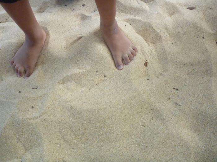 paljain jaloin terveellinen elämä tärkein asia on terveellinen elämä terve jalkahoito jalkojen hoito hiekka