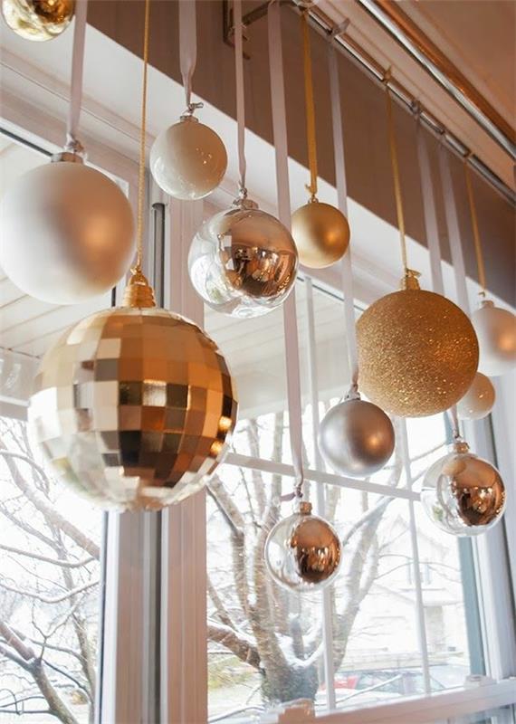 Joulukoristeita kultainen pallo tinker ideoita ikkuna