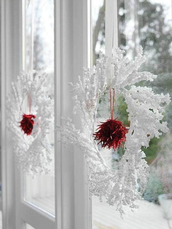 Käsityöideoita ikkunoille Joulukoristeiden valkoinen seppele