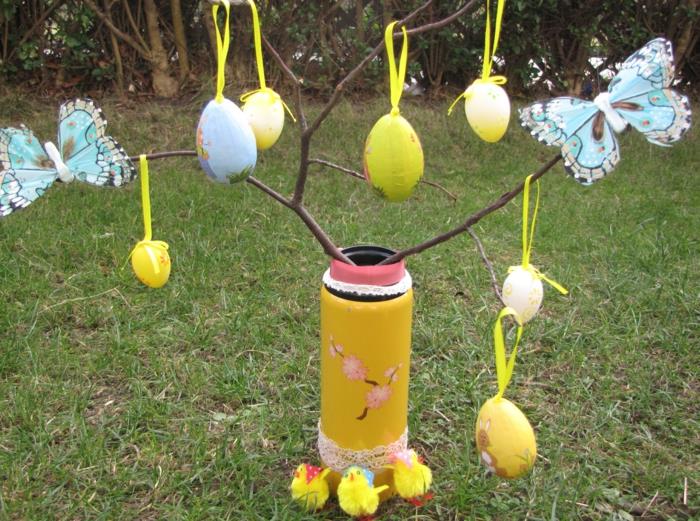 tinker -ideoita pääsiäispuutarhan sisustusideoita roikkuu pääsiäismunia