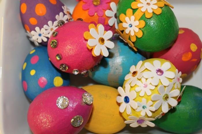 näpertele lasten kanssa pääsiäiskoristeita pääsiäismunia varten