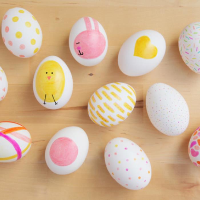 lasten kanssa tehdyt käsityöt koristavat pääsiäismunia värillisinä