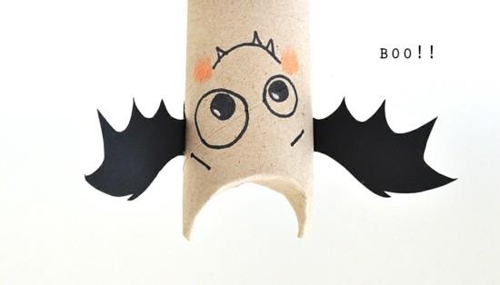 näpertele wc -rullien lepakolla halloweenia varten
