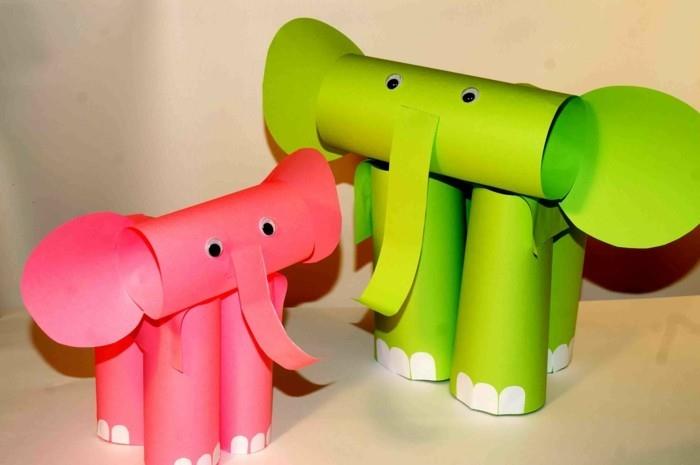 paperin kanssa tinkiminen lasten pienien norsujen kanssa