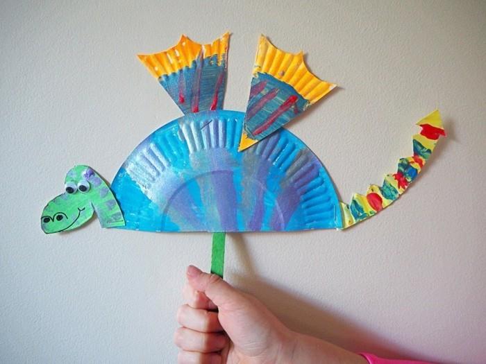 näpertele paperilevyjen värikkäitä dinosauruksia