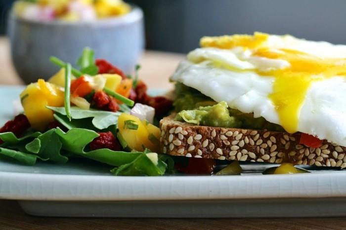 menettää vatsa rasvaa terveellinen aamiainen vihannekset muna täysjyväleipä rucola