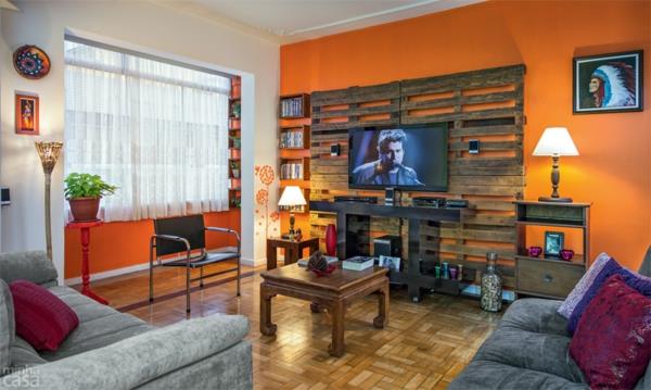 rakennus lavoilla tv olohuoneen seinä olohuoneen seinän väri oranssi