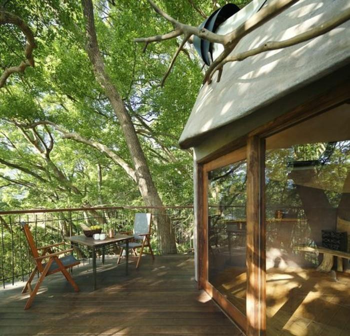puutalorakennus japani terassi puulattiat ruokapöytä tuolit parveke huonekalut