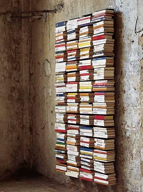 kirjahyllyt sarakkeissa seinällä