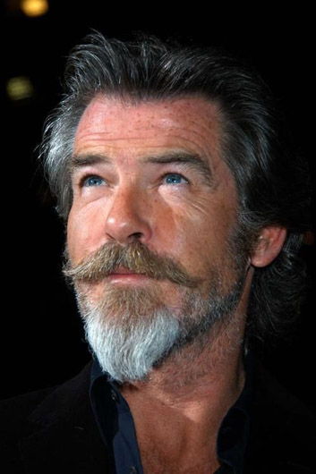 pierce brosnan szakáll stílusban