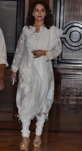 Bollywoodi színésznő, fehér Salwar Kameez