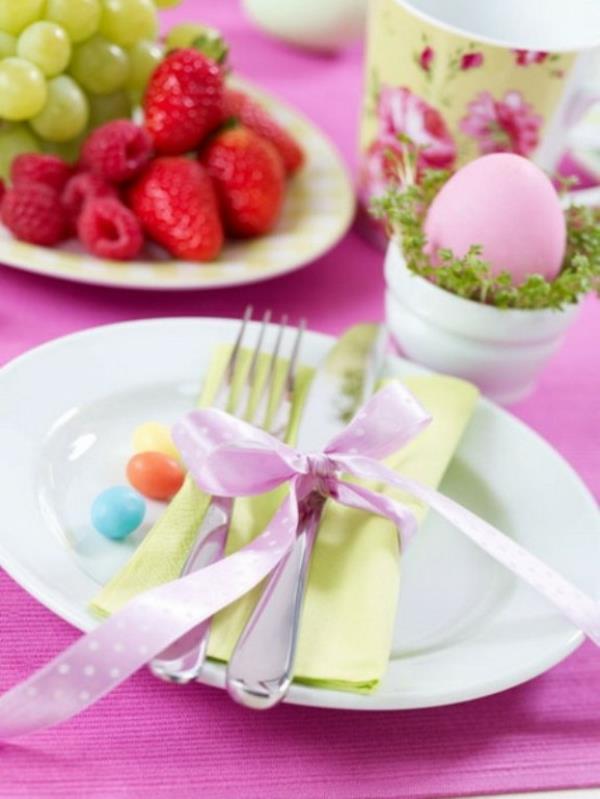 marja tuoreet värikkäät vaaleanpunaiset munat pääsiäispöydän koristelu