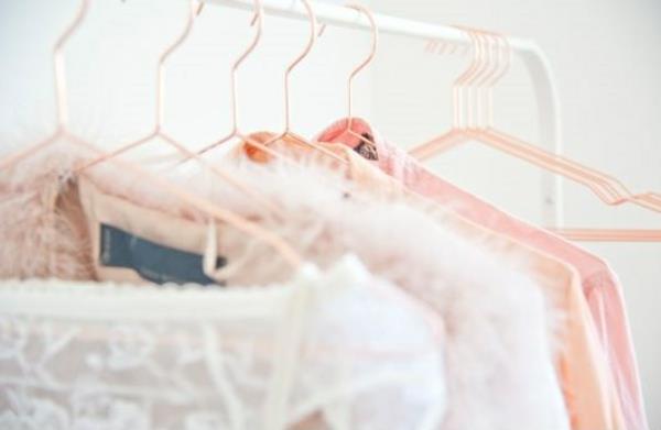 rakentaa omat vaatehuoneen vaatetelineet vaatteiden ripustimet