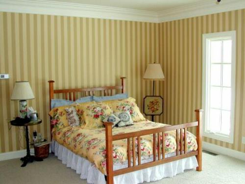 kodikas makuuhuone idea sisustus raidat keltainen ruskea sävyt kirkas