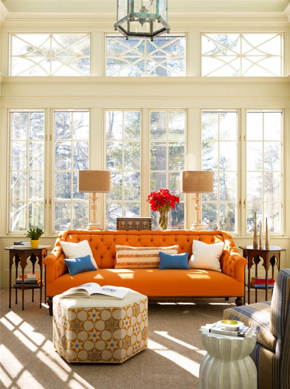 sivupöydät olohuone oranssi sohva kukkakoriste