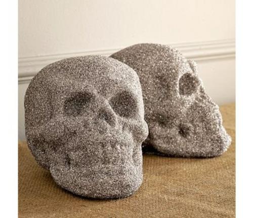 suosittuja halloween -koristeita kimalteleva kallo