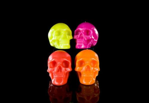 suosittuja halloween -koristeita neonvärinen kallo