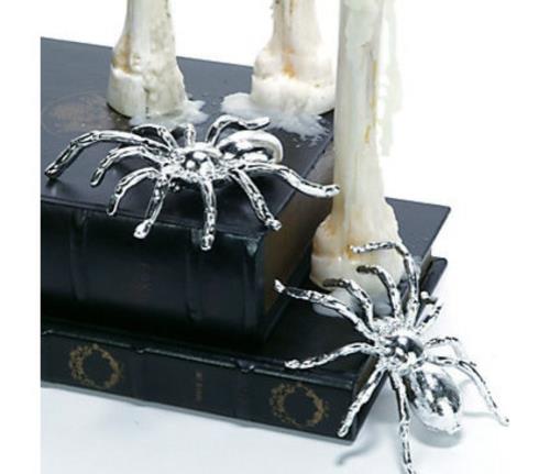 suosittuja halloween -koristeita hopeiset hämähäkit vanhojen kirjojen päällä