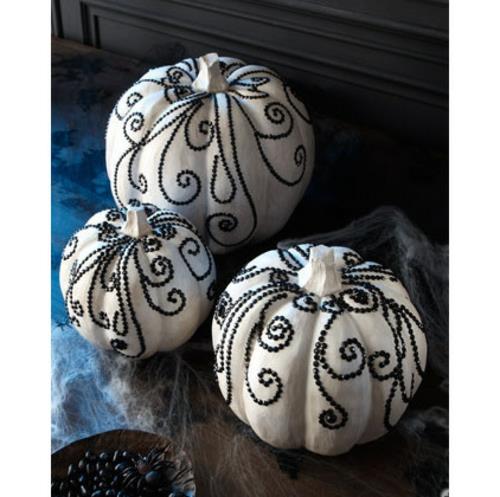 suosittuja halloween -koristeita valkoisia kurpitsia filigraanikuvioilla