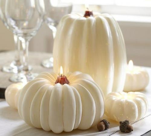suosittuja halloween -koristeita valkoisia kurpitsia kynttilöillä