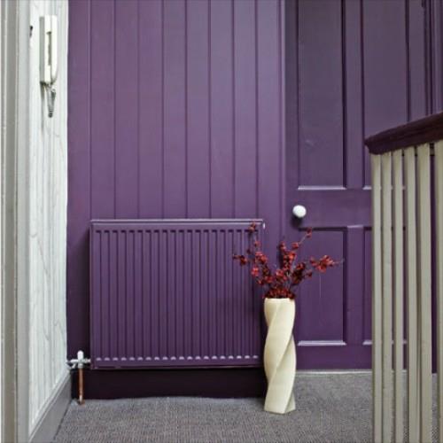 maalaus rumat patterit violetti seinä käytävällä