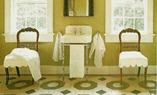 maalattu lattia antiikki kylpyhuone tuoli pesuallas kylpypyyhkeet vihreät seinät