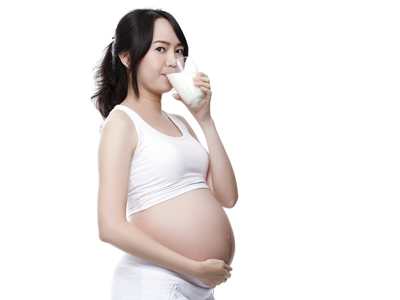 Terhes nő tejet iszik