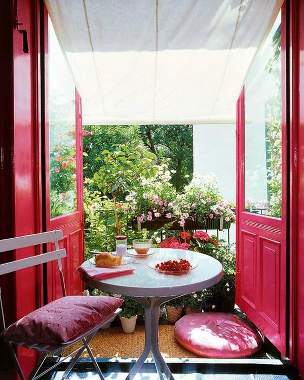 mukava parveke suunnittelee ideoita istuinalue vaaleanpunaiset ovet