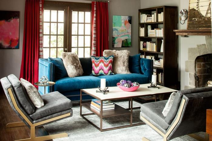 mukavat nojatuolit vaalean harmaa sininen sohva asetti pienen olohuoneen punaiset verhot