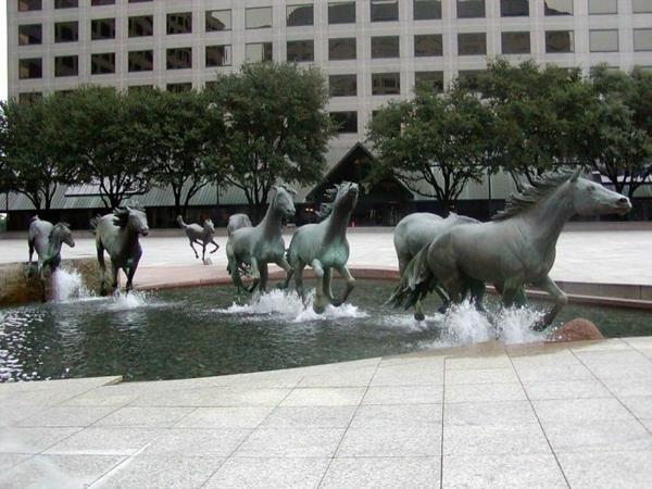kuuluisia taideteoksia juoksevia hevosia veistos patsas