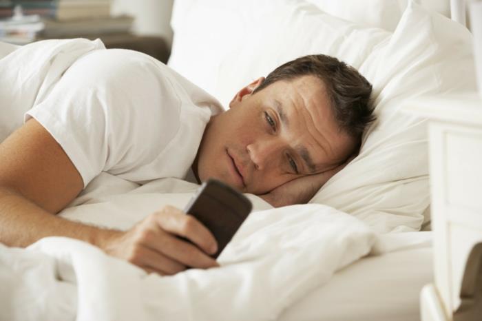 nukkua paremmin sänky mies matkapuhelin elektrosmog