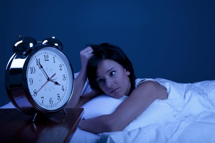 nukkua paremmin nainen unettomuus herätyskello retro valkoinen vuodevaatteet