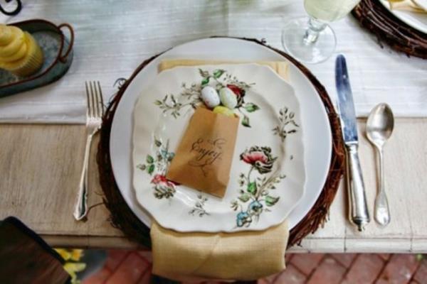 juhlaiset pääsiäispöydän koristeet hopeiset ruokailuvälineet perhejuhlat