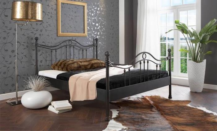 sänky patjalla ja sälepohjainen metallisänky tyylikäs makuuhuone