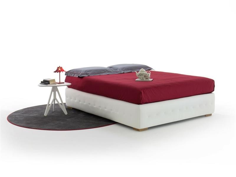 sänky ilman päätyä moderni sänky kauniit viivat punainen valkoinen