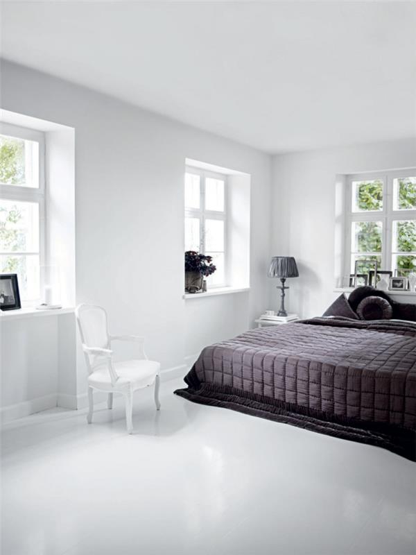sängyt tyylikäs makuuhuone tumma vuodevaatteet valkoinen lattia tilava