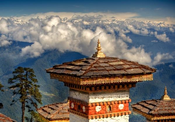 Bhutan onnea luostari pilvet vuoret