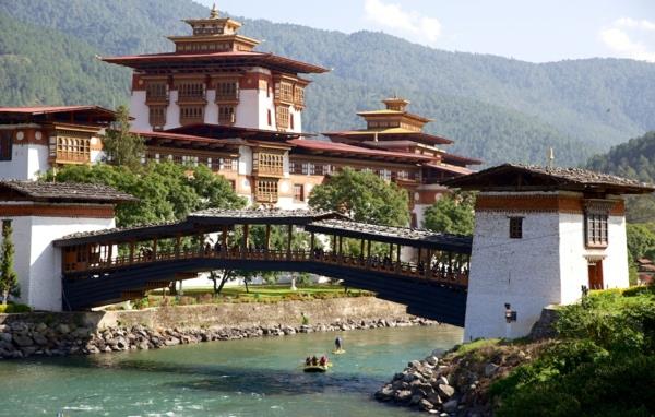 bhutan onnekas koskenlasku kajakki punakha dzong